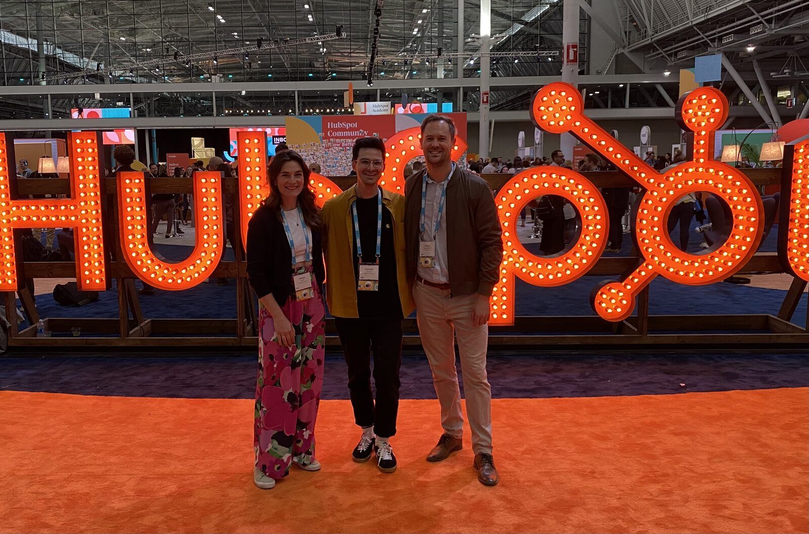 Team von MAI mediaworx vor dem HubSpot-Schriftzug auf der INBOUND